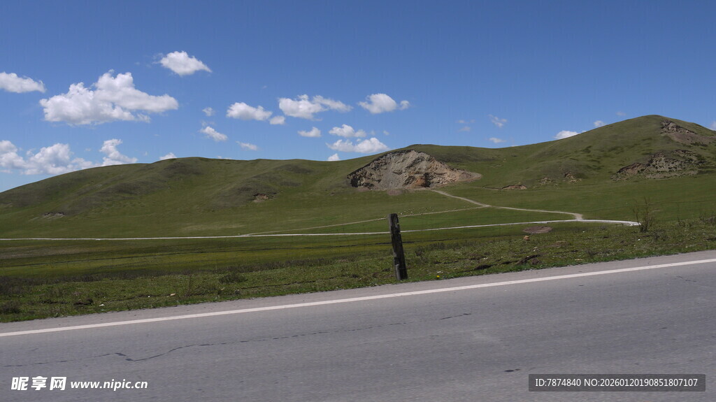 公路旁的开阔草原风景