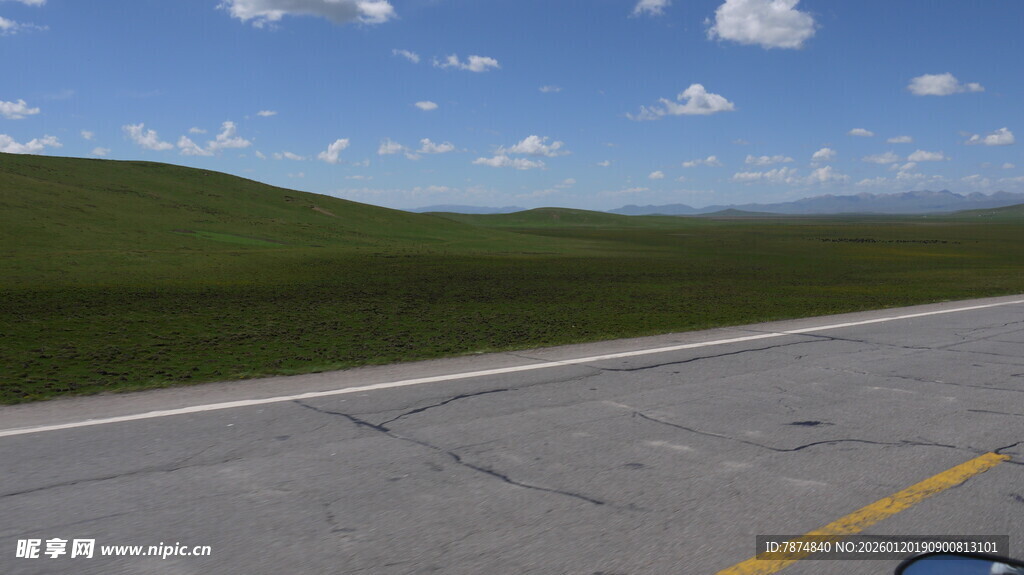 公路延伸至远方风景