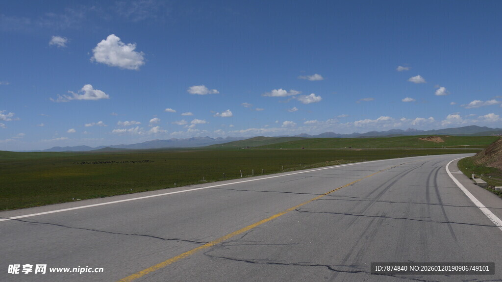 空旷公路伸向远方