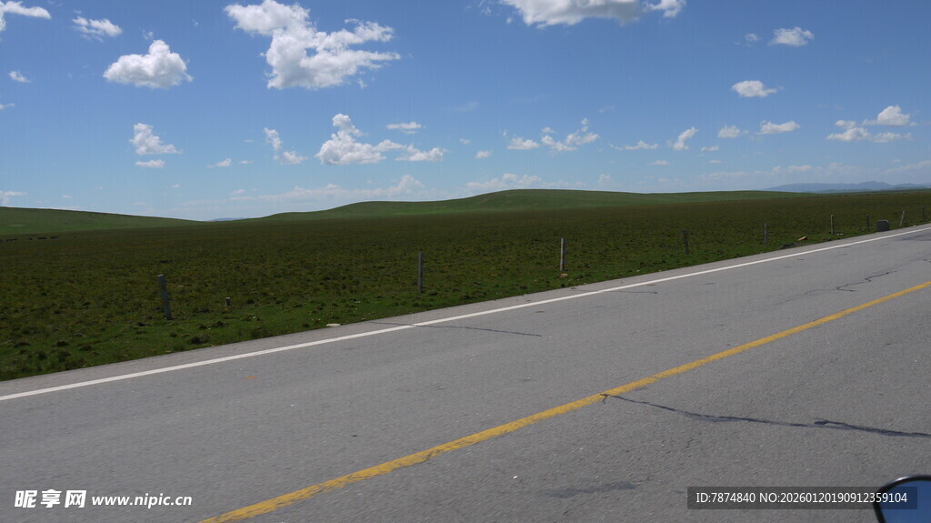 公路伸向远方的开阔风景