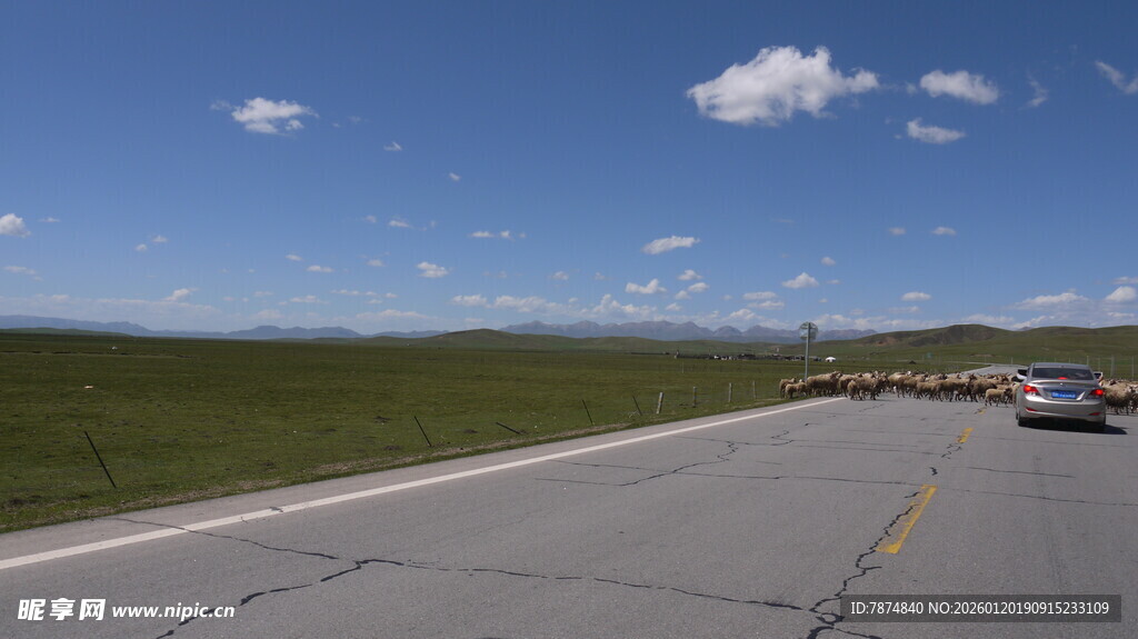 公路伸向草原蓝天