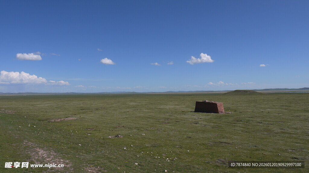 草原旷野中的孤立建筑