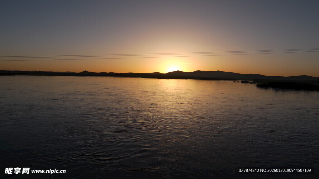 夕阳下的宁静湖面