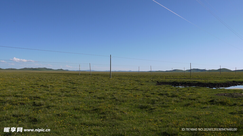 广袤草原蓝天风景