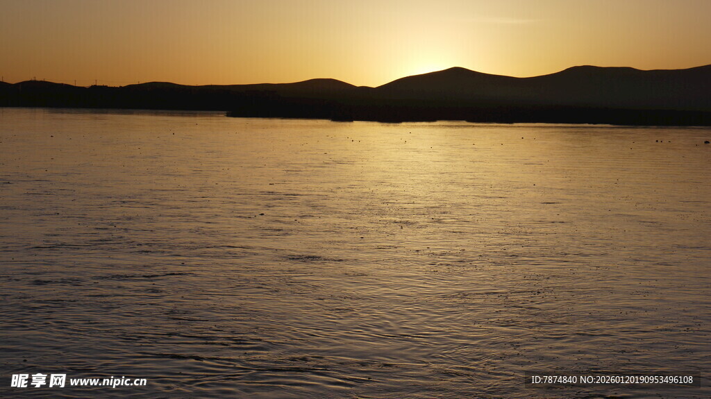 夕阳下波光粼粼的水面