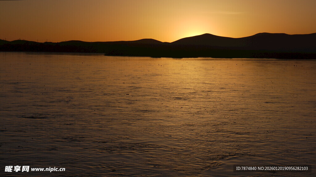 夕阳下的平静湖面