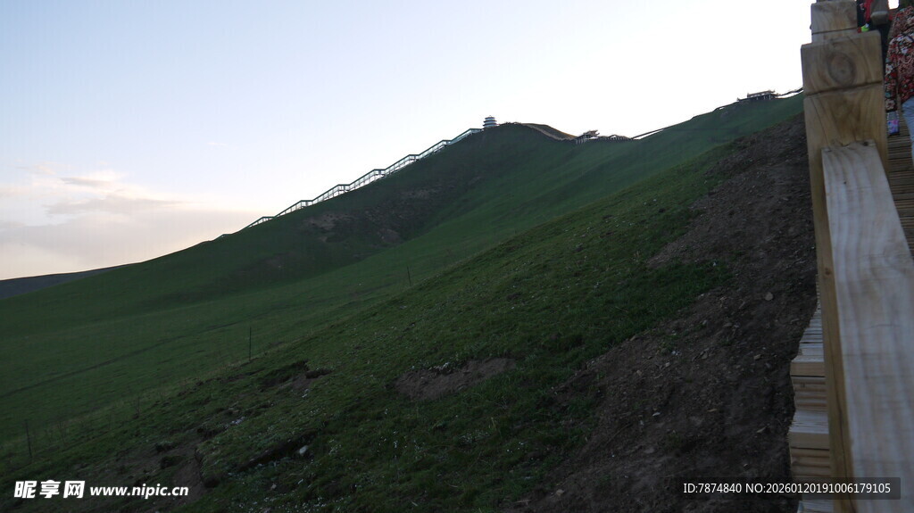 山坡旁的建筑景观