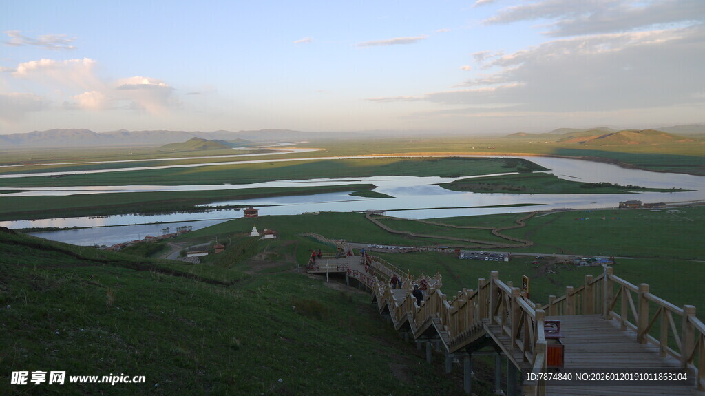 草原木栈道旁的蜿蜒河流