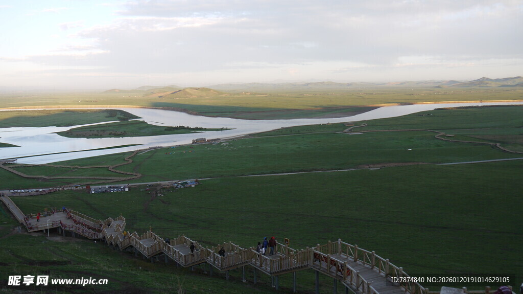 广袤田野中的河流景观