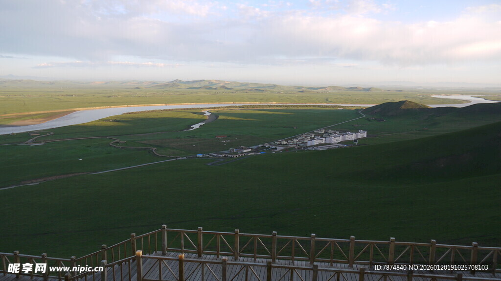 俯瞰广袤原野与蜿蜒河流