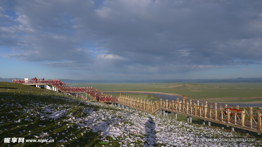 草原围栏边的开阔风景