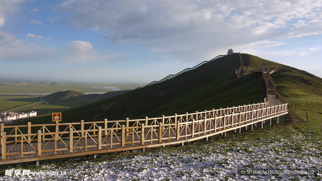 山间木栈道风景
