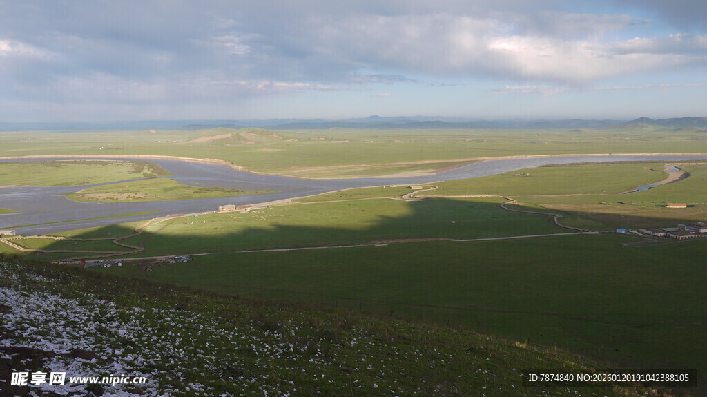 广袤草原上的蜿蜒河流