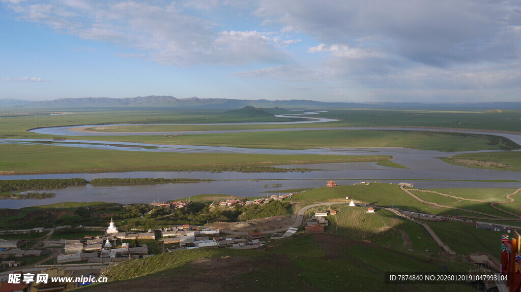 广袤草原上的村落景观
