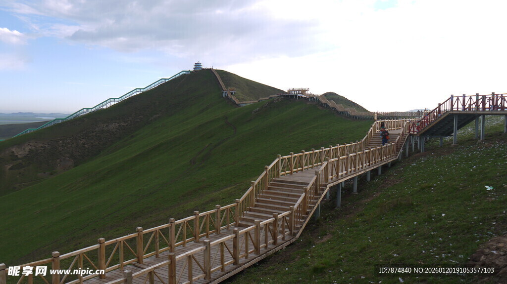 山间木栈道风景