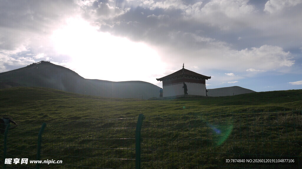 草原小屋沐浴在阳光下