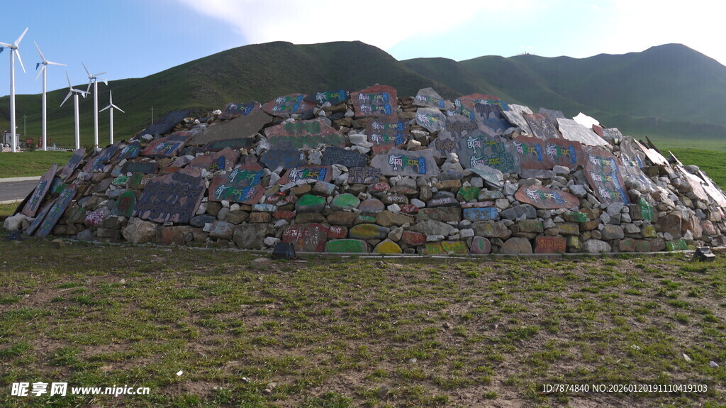 彩色涂鸦石堆 自然与艺术