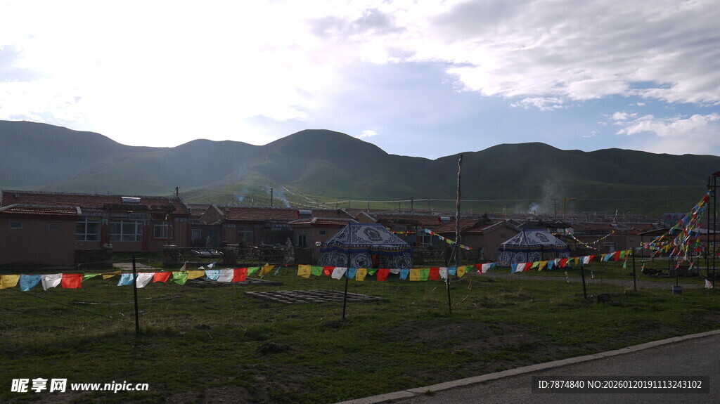 草原边的多彩经幡景观