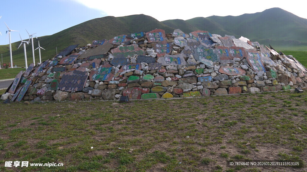 彩色涂鸦圆顶建筑景观