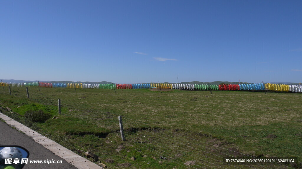 草原上的多彩火车景观