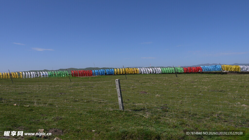 草原上的彩色货运列车