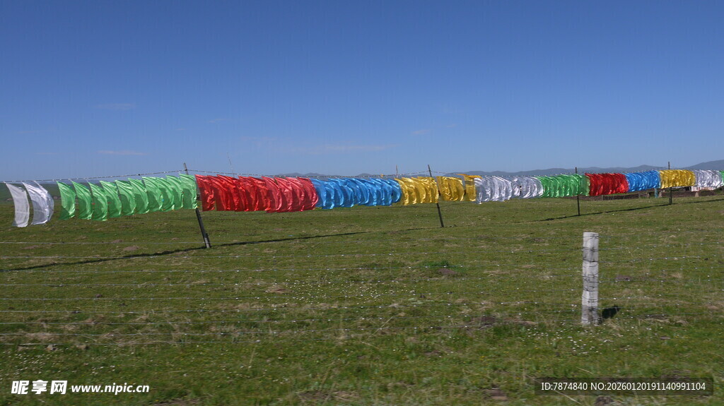 草原上多彩的围栏景观