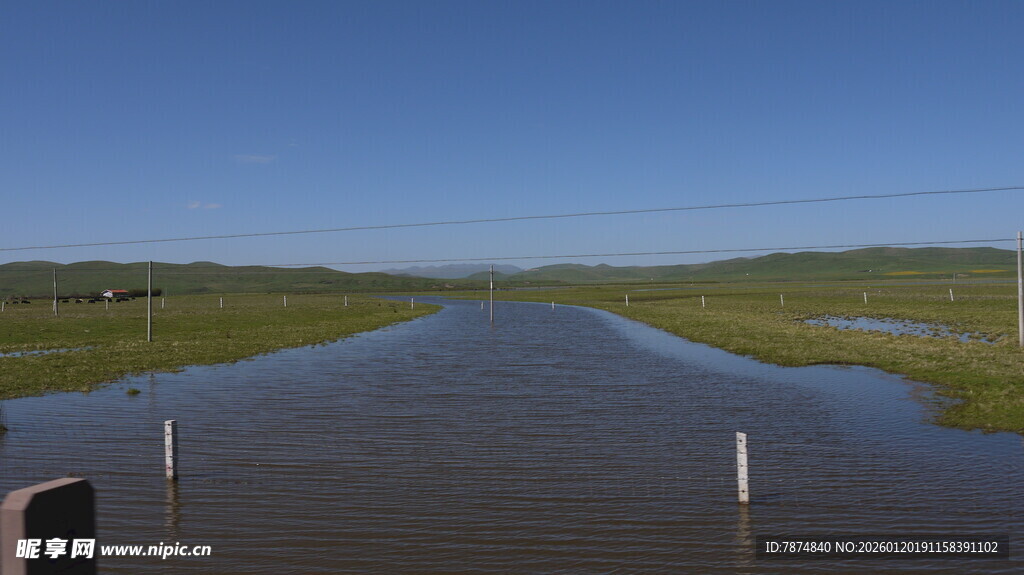 草原积水的宽阔道路
