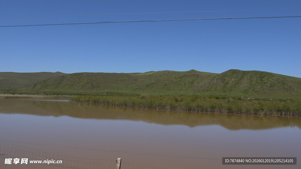 平静湖水映远处青山