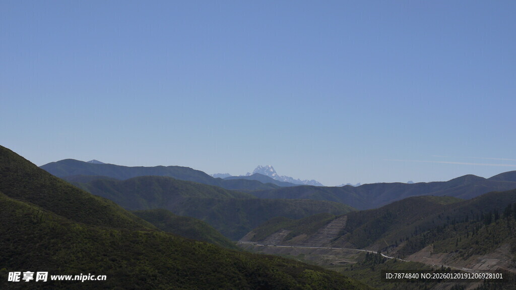 山峦蓝天自然美景