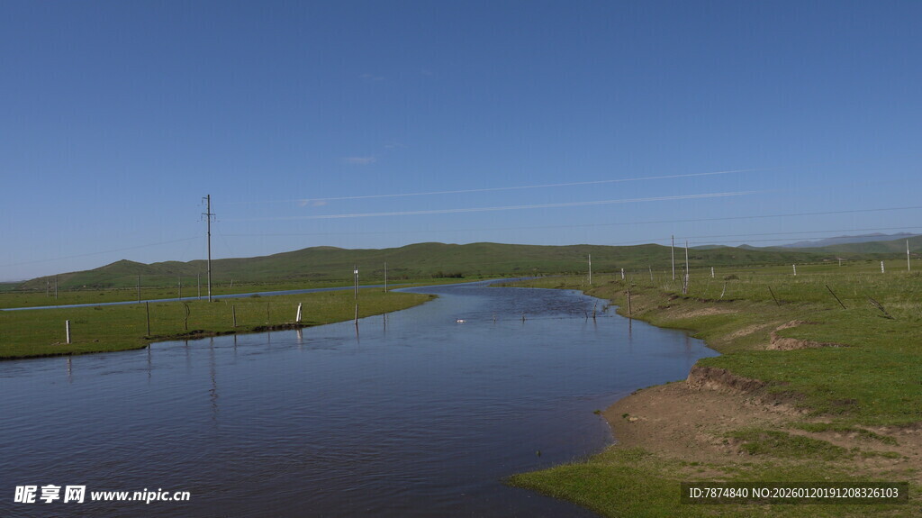 草原上的宁静水域