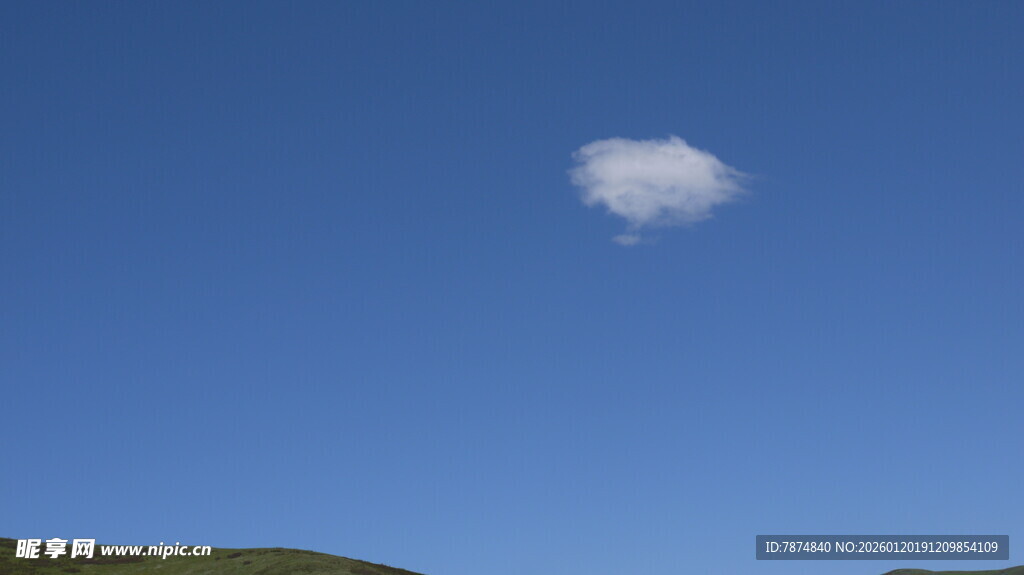 蓝天中的孤独白云