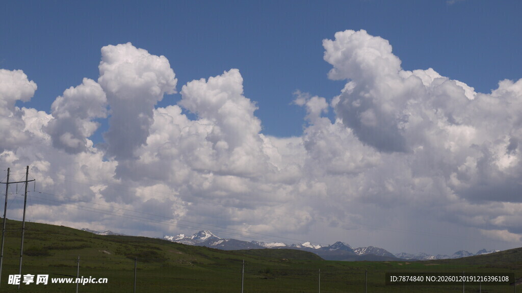 蓝天白云下的壮美风光