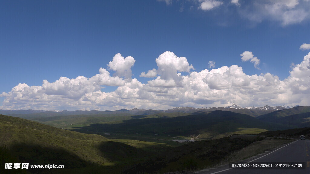 公路边的蓝天绿野与白云
