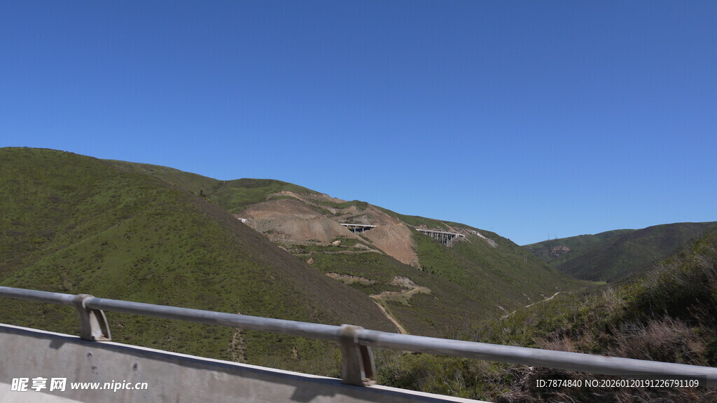 公路旁的青山蓝天美景