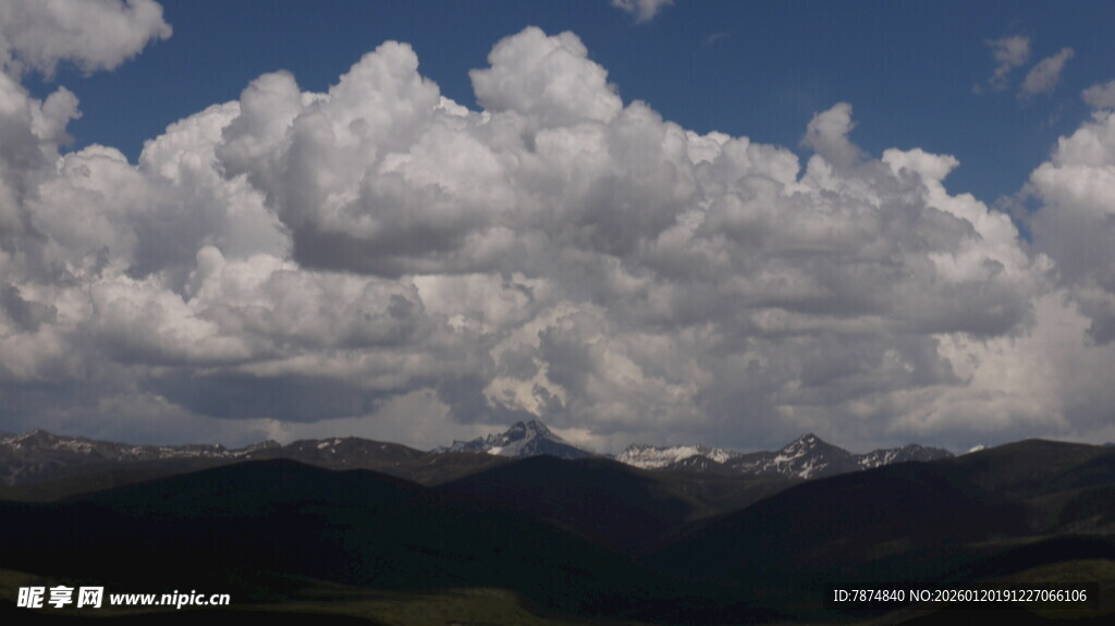壮丽云海下的山峦景色