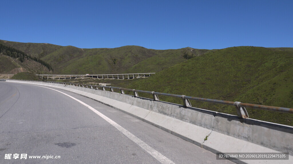 蜿蜒公路穿行青山间