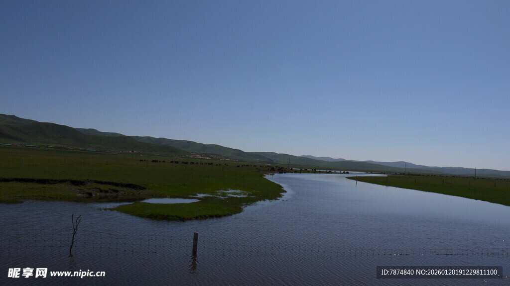 草原上的宁静河流