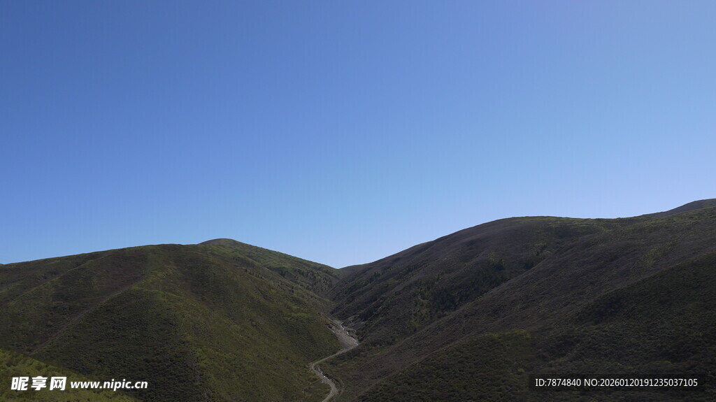 青山蓝天间的山谷美景