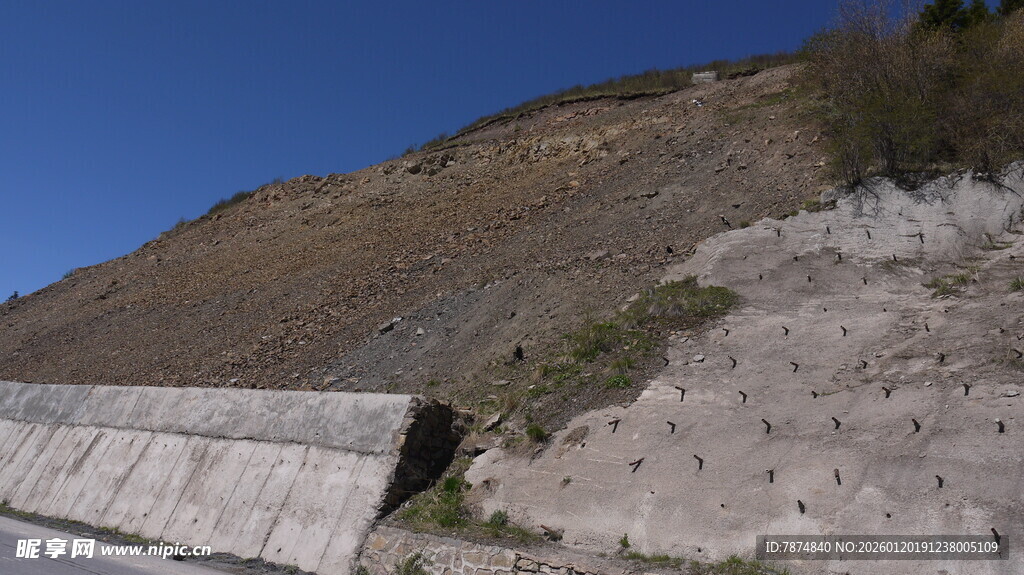 山坡路旁的岩石景观