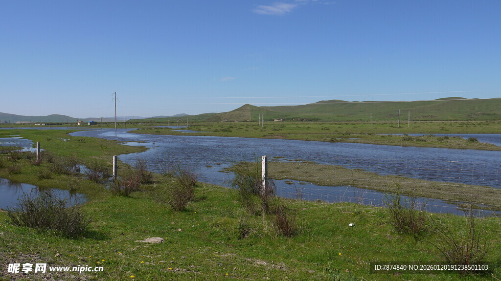 草原上的宁静湖泊