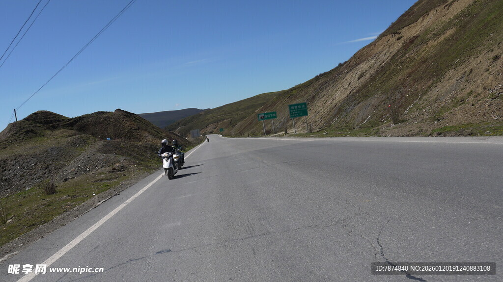公路骑行者 独赏山间风景
