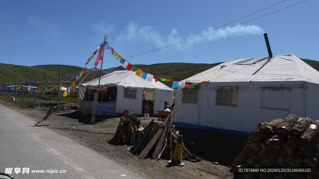 草原路边的特色蒙古包