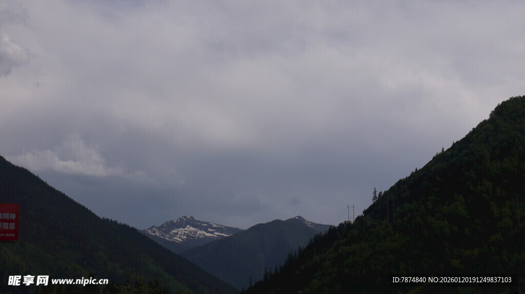 云雾缭绕的山峦景色