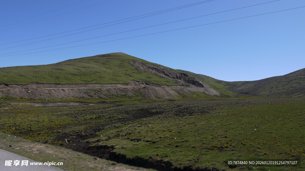 草原山丘间的开阔风景