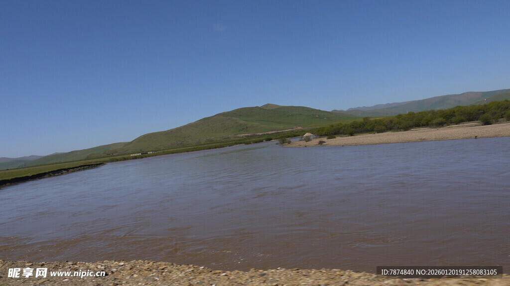 宁静湖畔的开阔自然风光