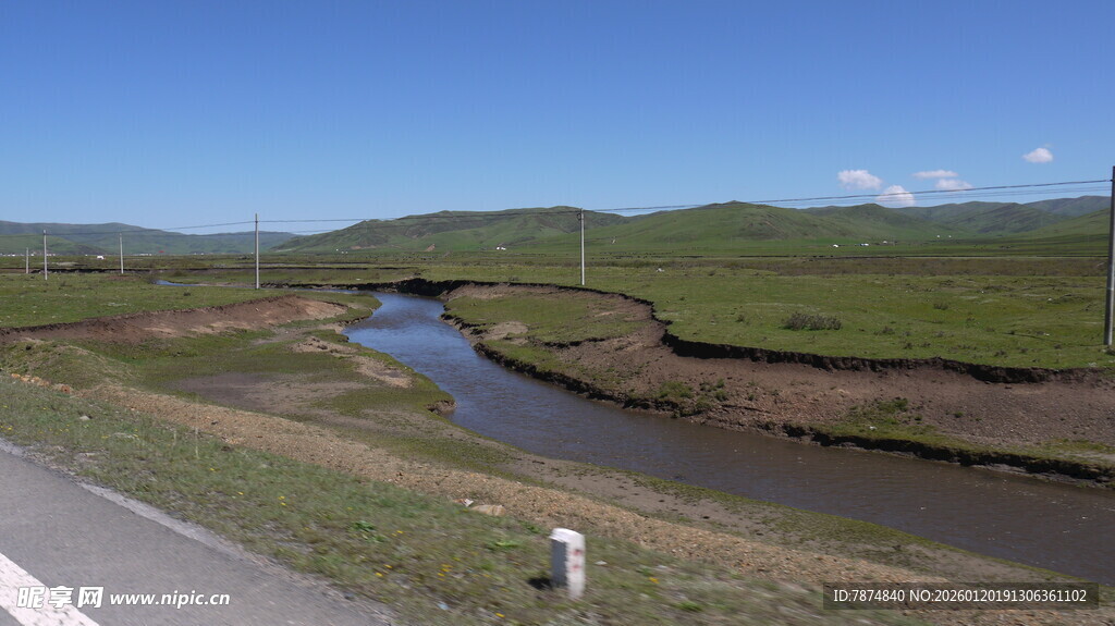 公路旁的草原河流风景