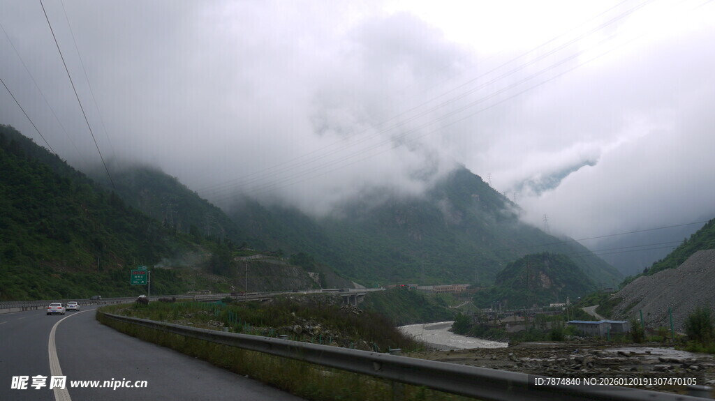山间云雾缭绕的公路美景