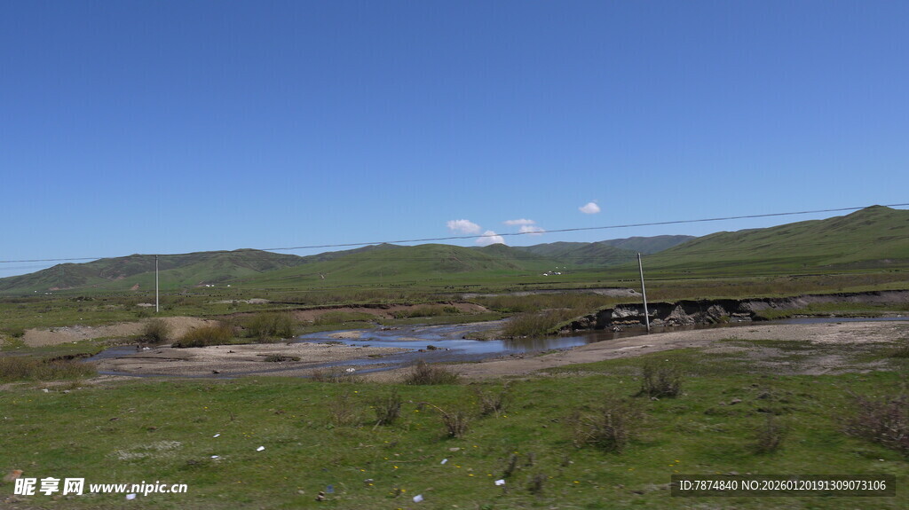 草原上的宁静湖泊