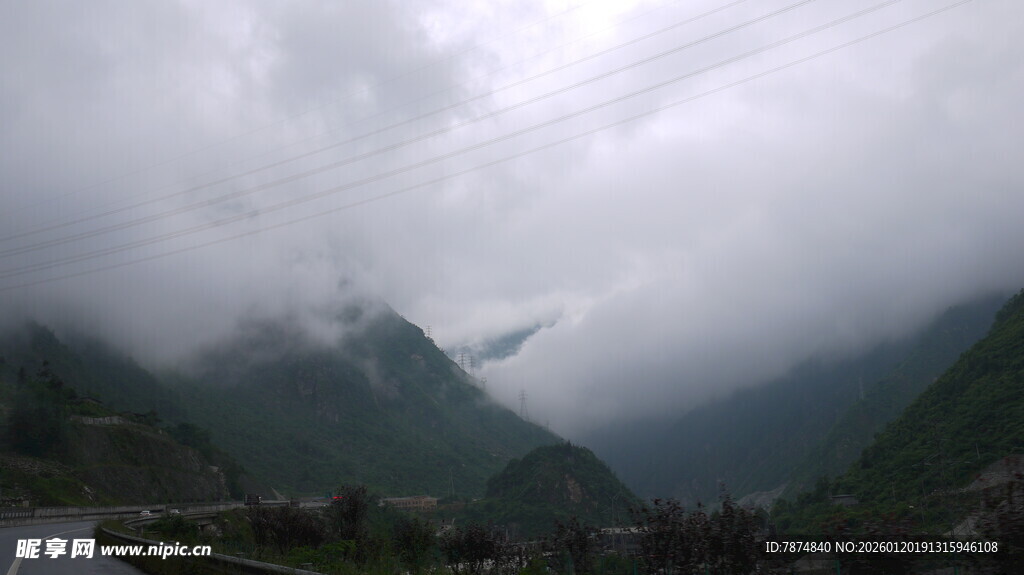 云雾缭绕的山间公路