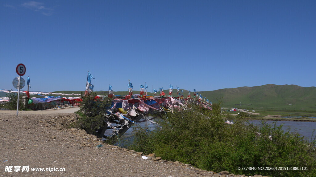 草原河畔的多彩车辆场景